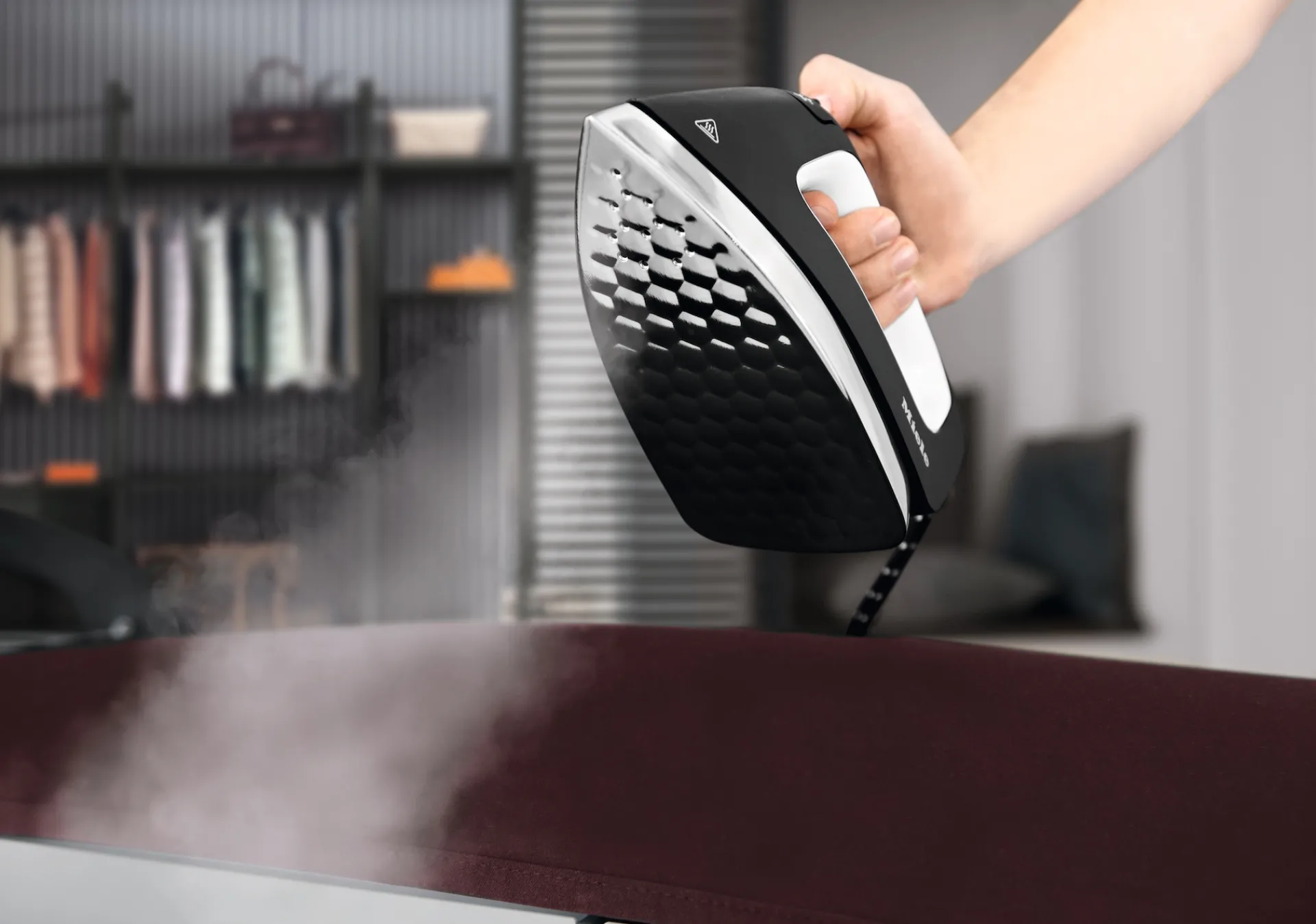 b__fashionmaster_rosso_ru_4.webp Miele Stiratrici | B 4847 FashionMaster Rosso rubino